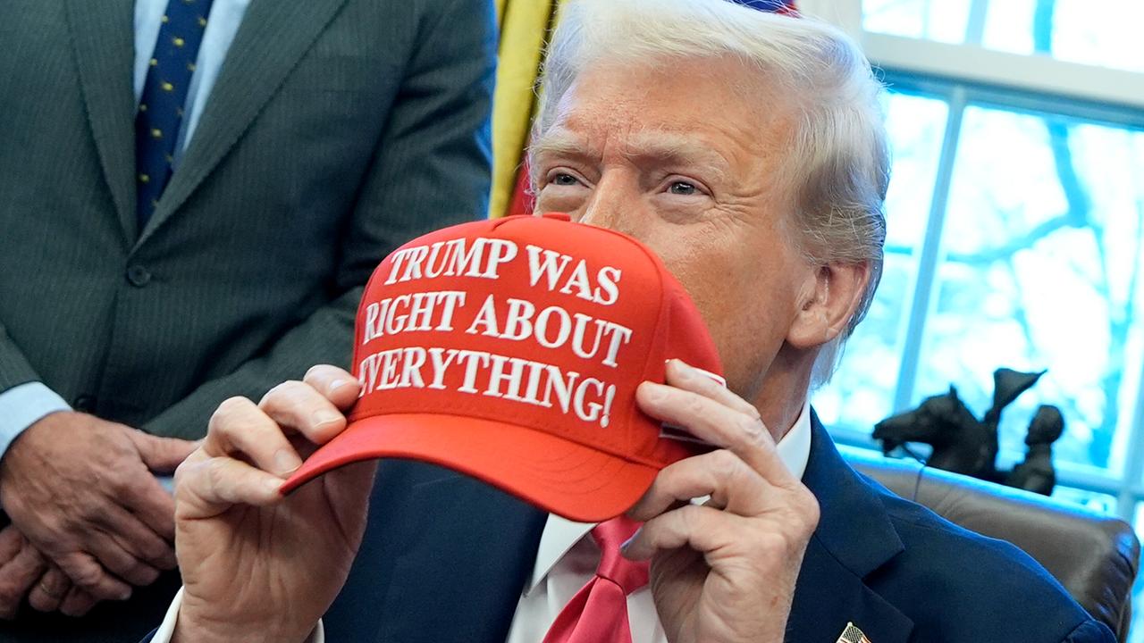 US-Präsident Donald Trump hält im Weißen Haus in Washington eine rote Baseball-Mütze mit der Aufschrift "Trump was right about everything" (Trump hatte mit allem Recht) in den Händen.