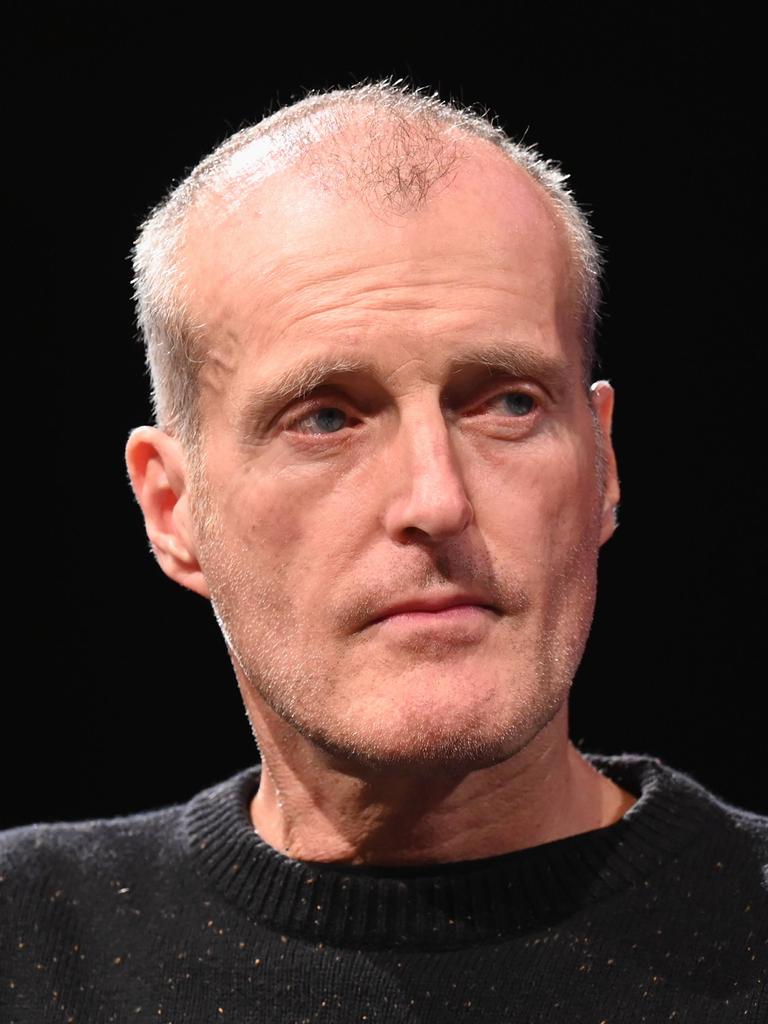 Robert Seethaler, in einem dunklen Pullover und vor schwarzem Bühnenhintergrund, nimmt an einem Podiumsgespräch teil.