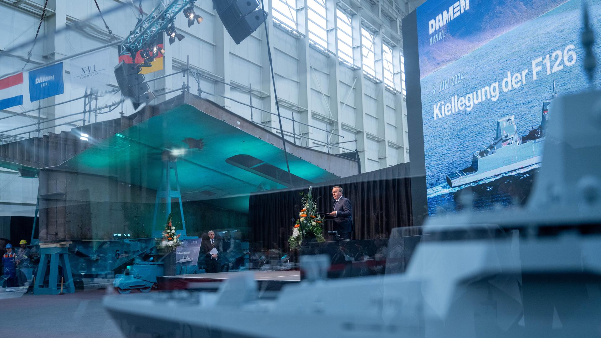 Boris Pistorius (SPD), Bundesverteidigungsminister, spricht zur Kiellegung der Fregatte F126 "Niedersachsen" auf der Peene-Werft. Boris Pistorius (SPD), Bundesverteidigungsminister, spricht zur Kiellegung der Fregatte F126 "Niedersachsen" auf der Peene-Werft.