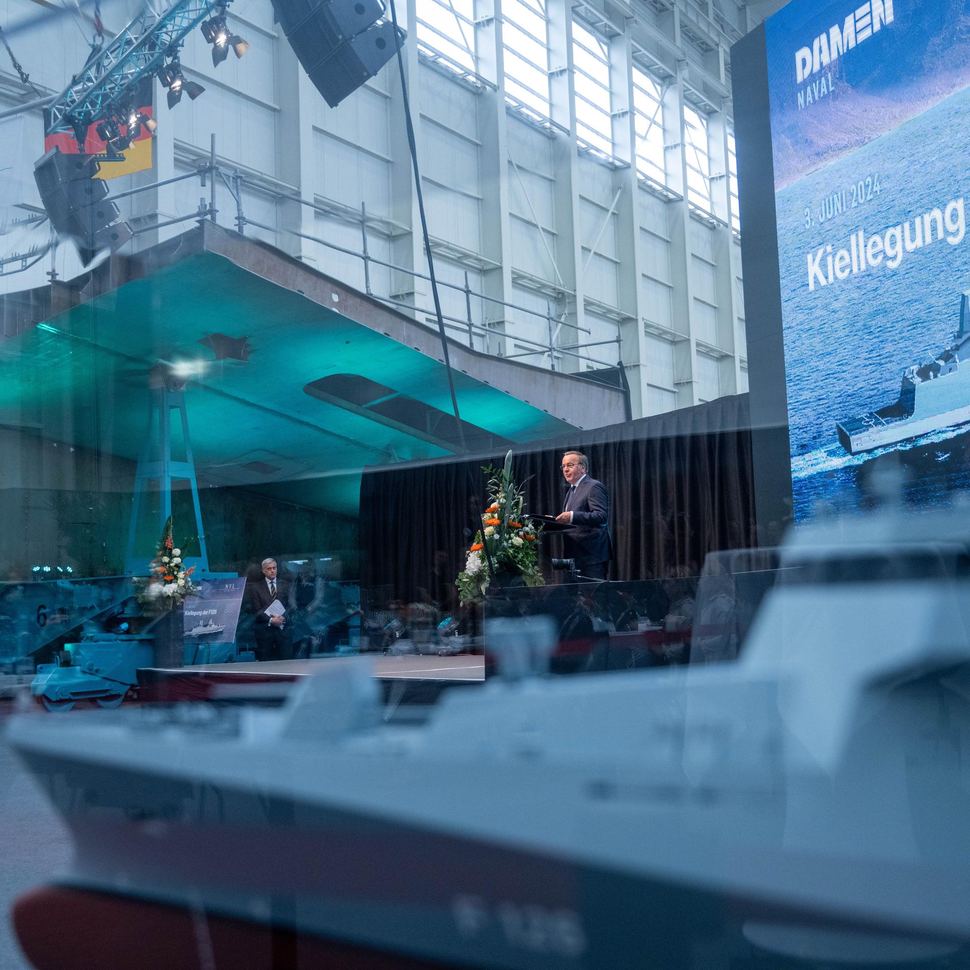 Boris Pistorius (SPD), Bundesverteidigungsminister, spricht zur Kiellegung der Fregatte F126 "Niedersachsen" auf der Peene-Werft.