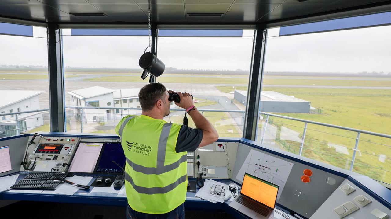 Ein Fluglotse steht auf dem Tower des Flughafen Cochstedt, dem Nationalen Erprobungszentrum für Unbemannte Luftfahrzeuge des Deutschen Zentrums für Luft- und Raumfahrt (DLR). Ein Fluglotse steht auf dem Tower des Flughafen Cochstedt, dem Nationalen Erprobungszentrum für Unbemannte Luftfahrzeuge des Deutschen Zentrums für Luft- und Raumfahrt (DLR).