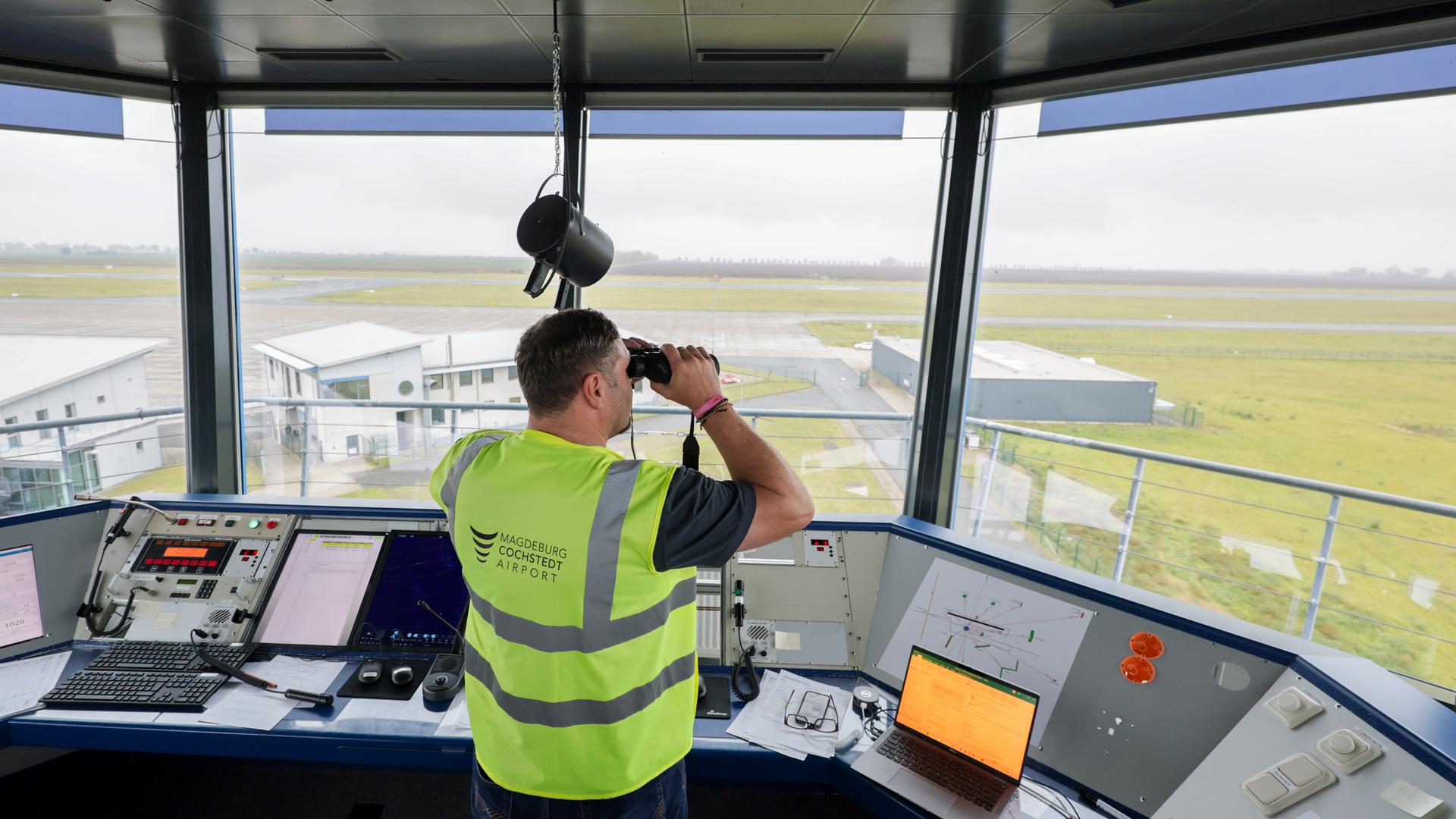 Ein Fluglotse steht auf dem Tower des Flughafen Cochstedt, dem Nationalen Erprobungszentrum für Unbemannte Luftfahrzeuge des Deutschen Zentrums für Luft- und Raumfahrt (DLR).