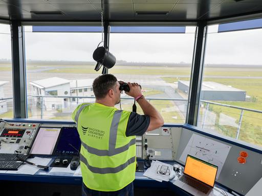 Ein Fluglotse steht auf dem Tower des Flughafen Cochstedt, dem Nationalen Erprobungszentrum für Unbemannte Luftfahrzeuge des Deutschen Zentrums für Luft- und Raumfahrt (DLR). Ein Fluglotse steht auf dem Tower des Flughafen Cochstedt, dem Nationalen Erprobungszentrum für Unbemannte Luftfahrzeuge des Deutschen Zentrums für Luft- und Raumfahrt (DLR).