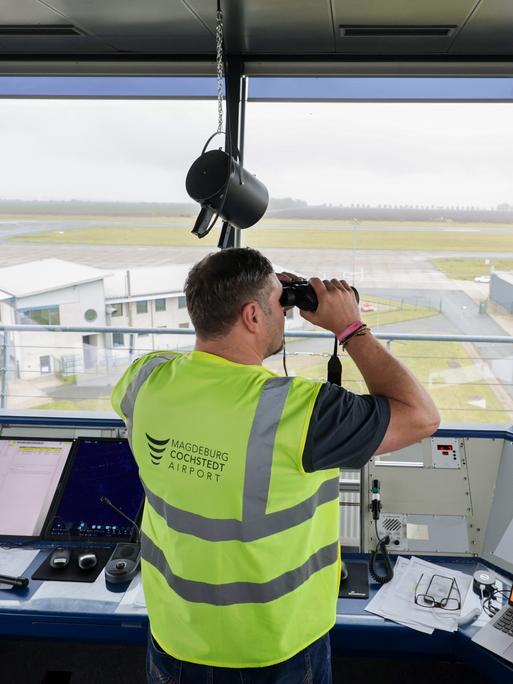 Ein Fluglotse steht auf dem Tower des Flughafen Cochstedt, dem Nationalen Erprobungszentrum für Unbemannte Luftfahrzeuge des Deutschen Zentrums für Luft- und Raumfahrt (DLR). Ein Fluglotse steht auf dem Tower des Flughafen Cochstedt, dem Nationalen Erprobungszentrum für Unbemannte Luftfahrzeuge des Deutschen Zentrums für Luft- und Raumfahrt (DLR).