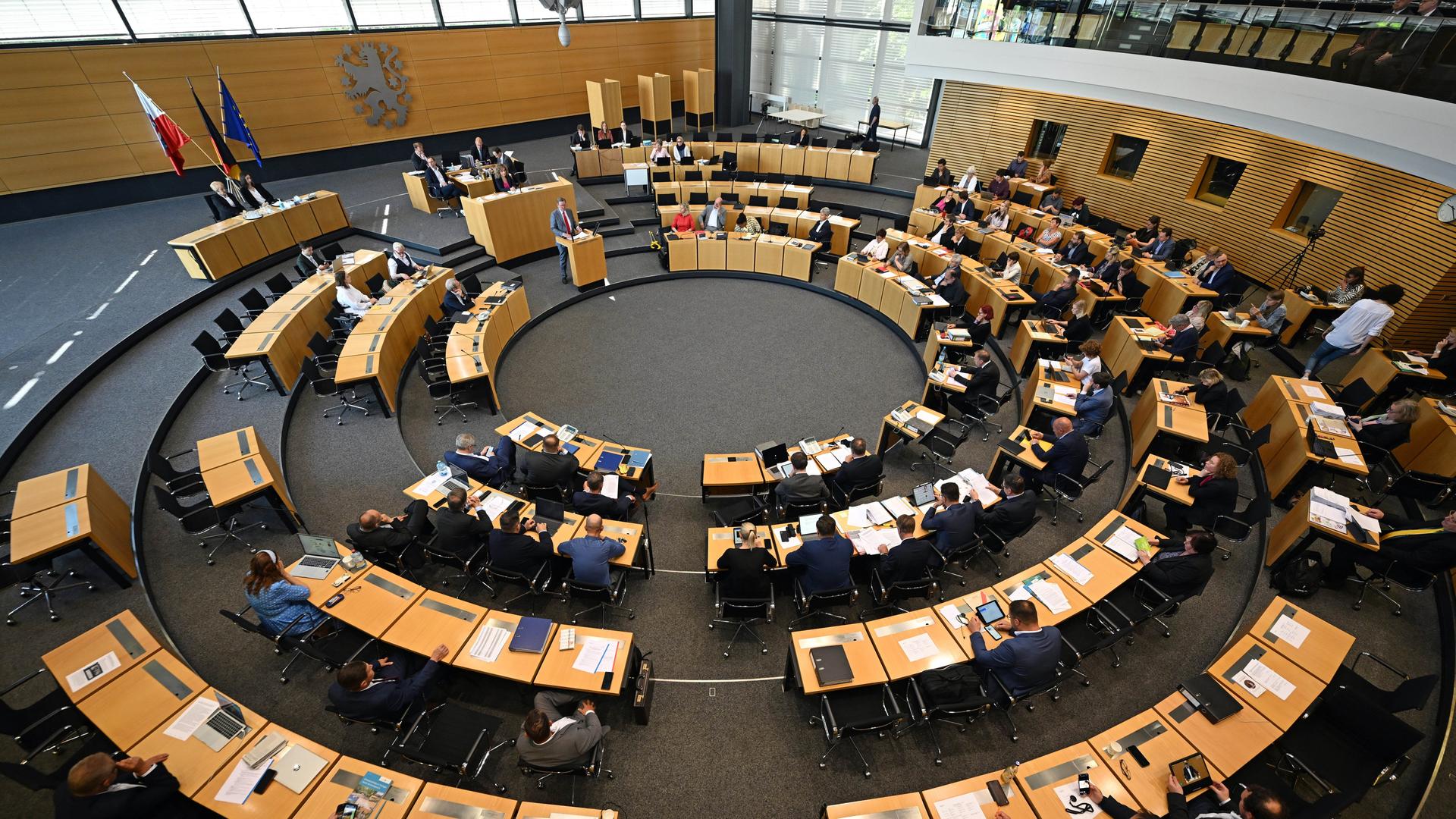 Bodo Ramelow, Ministerpräsident von Thüringen, gibt im Plenarsaal des Landtags eine Regierungserklärung ab. 