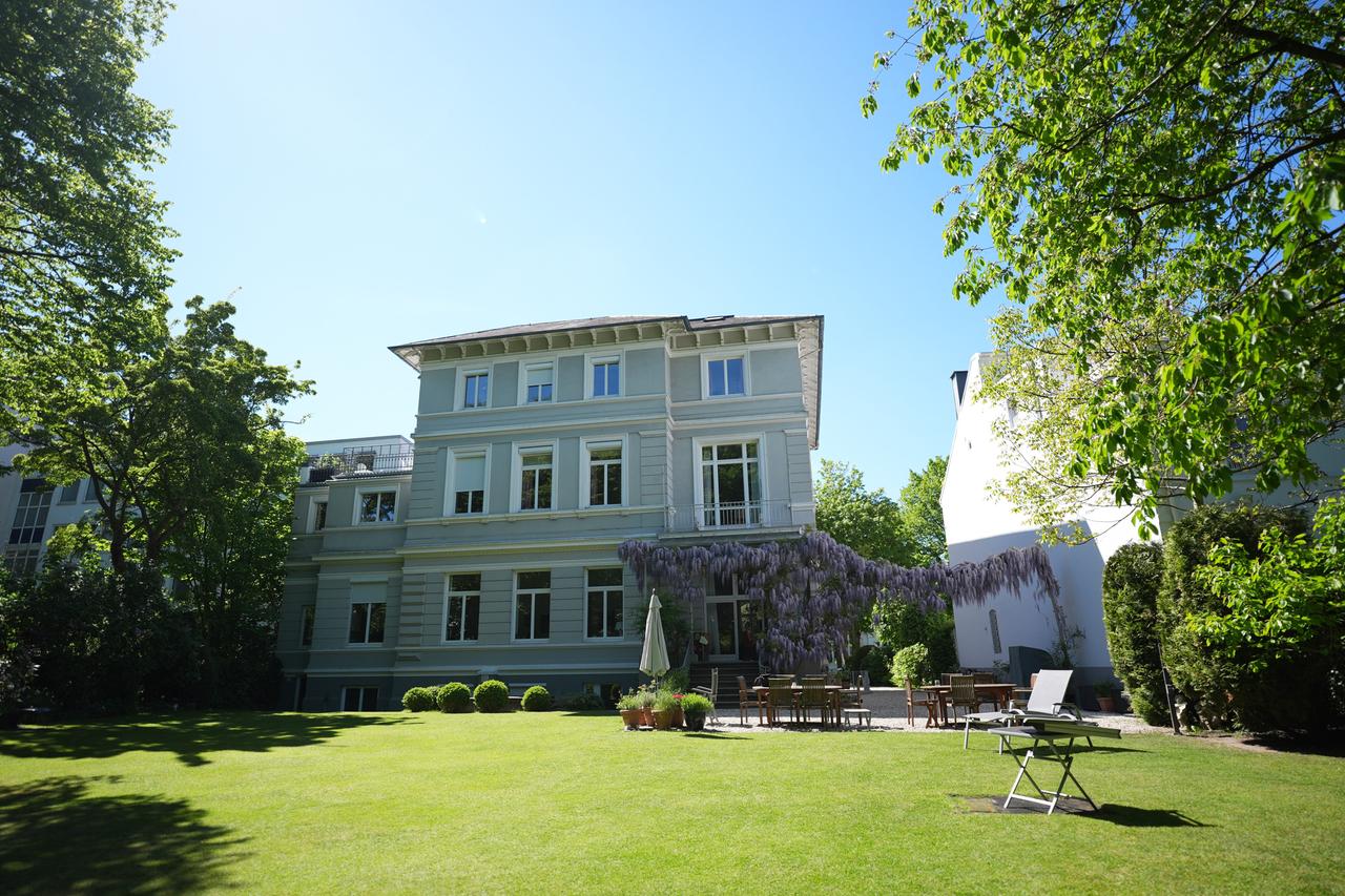 Blick auf eine Jugendstilvilla vom Garten aus. Blick auf eine Jugendstilvilla vom Garten aus.