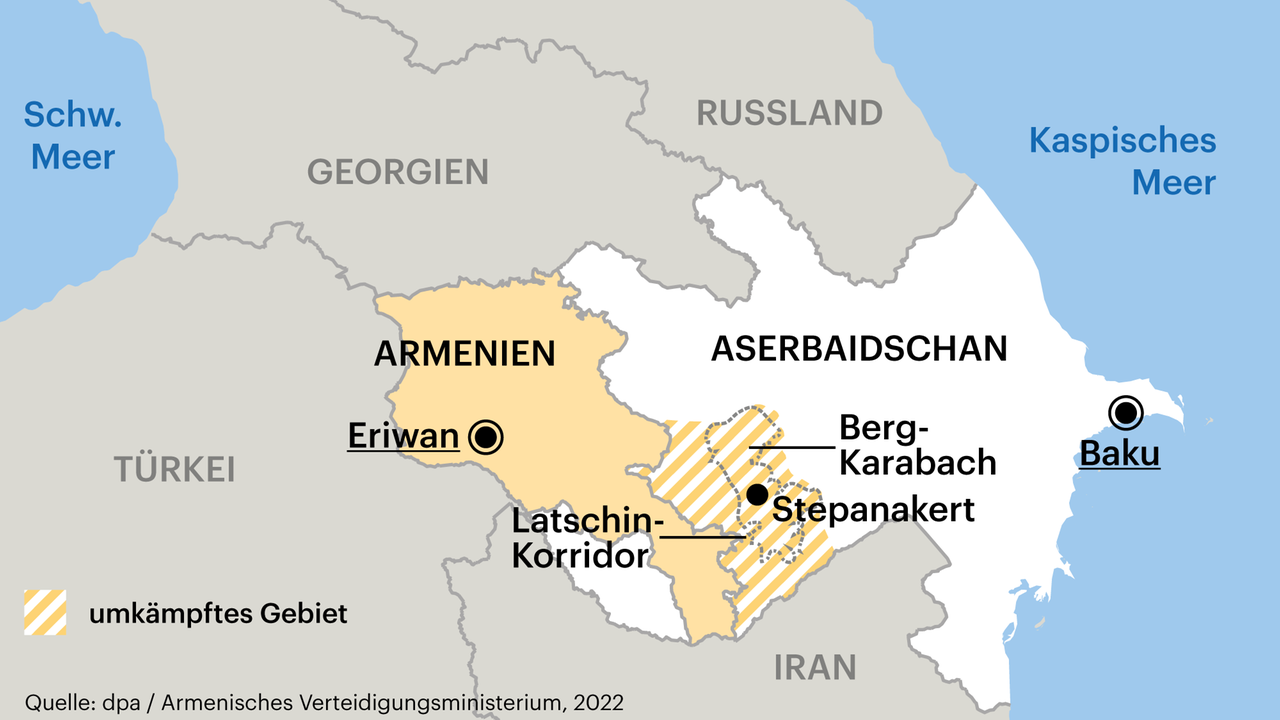 Infografik: Die Karte zeigt Armenien und Aserbaidschan, dazwischen die Region Bergkarabach und den Latschin-Korridor