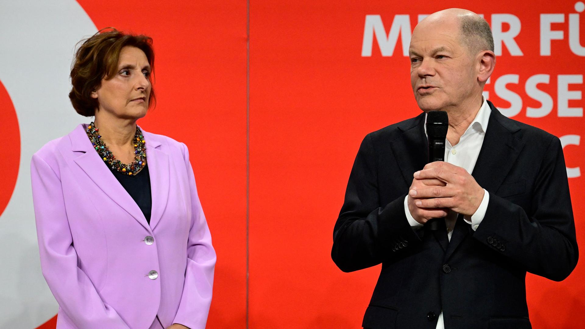 Bundeskanzler Olaf Scholz (SPD) gesteht Niederlage ein. Neben ihm steht seine Ehefrau Britta Ernst.