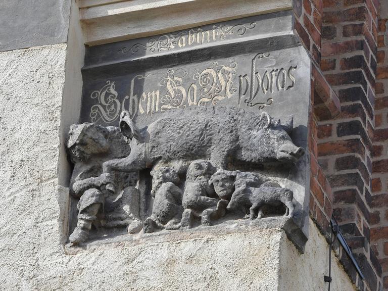 Antisemitisches Relief, die sogenannte "Judensau"-Skulptur an der evangelischen Stadtkirche in Wittenberg.