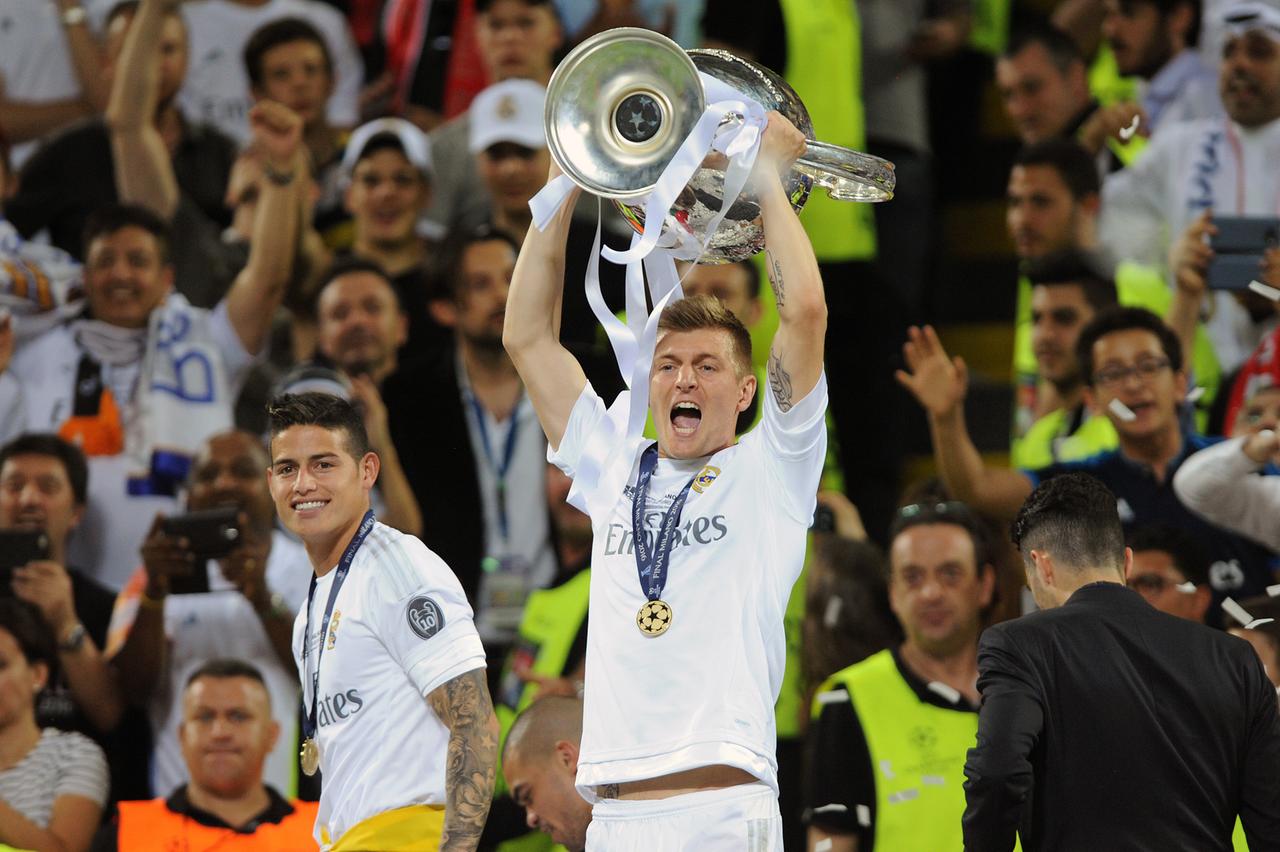 Toni Kroos mit dem Champions-League-Pokal
