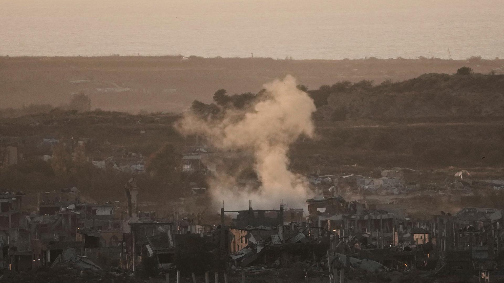 Rauch steigt nach einem Bombardement der israelischen Armee im Gazastreifen auf Rauch steigt nach einem Bombardement der israelischen Armee im Gazastreifen auf