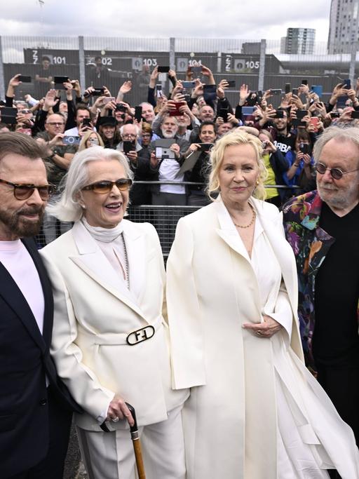 Die Mitglieder der schwedischen Band Abba Björn Ulvaeus, Agnetha Fältskog, Anni-Frid Lyngstad und Benny Andersson bei der Premiere der Show "Abba Voyage" in London. 