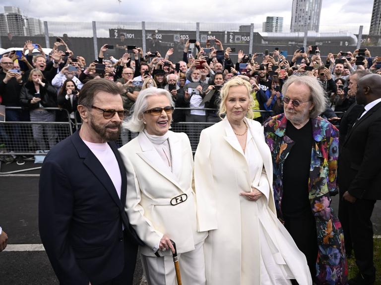 Die Mitglieder der schwedischen Band Abba Björn Ulvaeus, Agnetha Fältskog, Anni-Frid Lyngstad und Benny Andersson bei der Premiere der Show "Abba Voyage" in London. 
