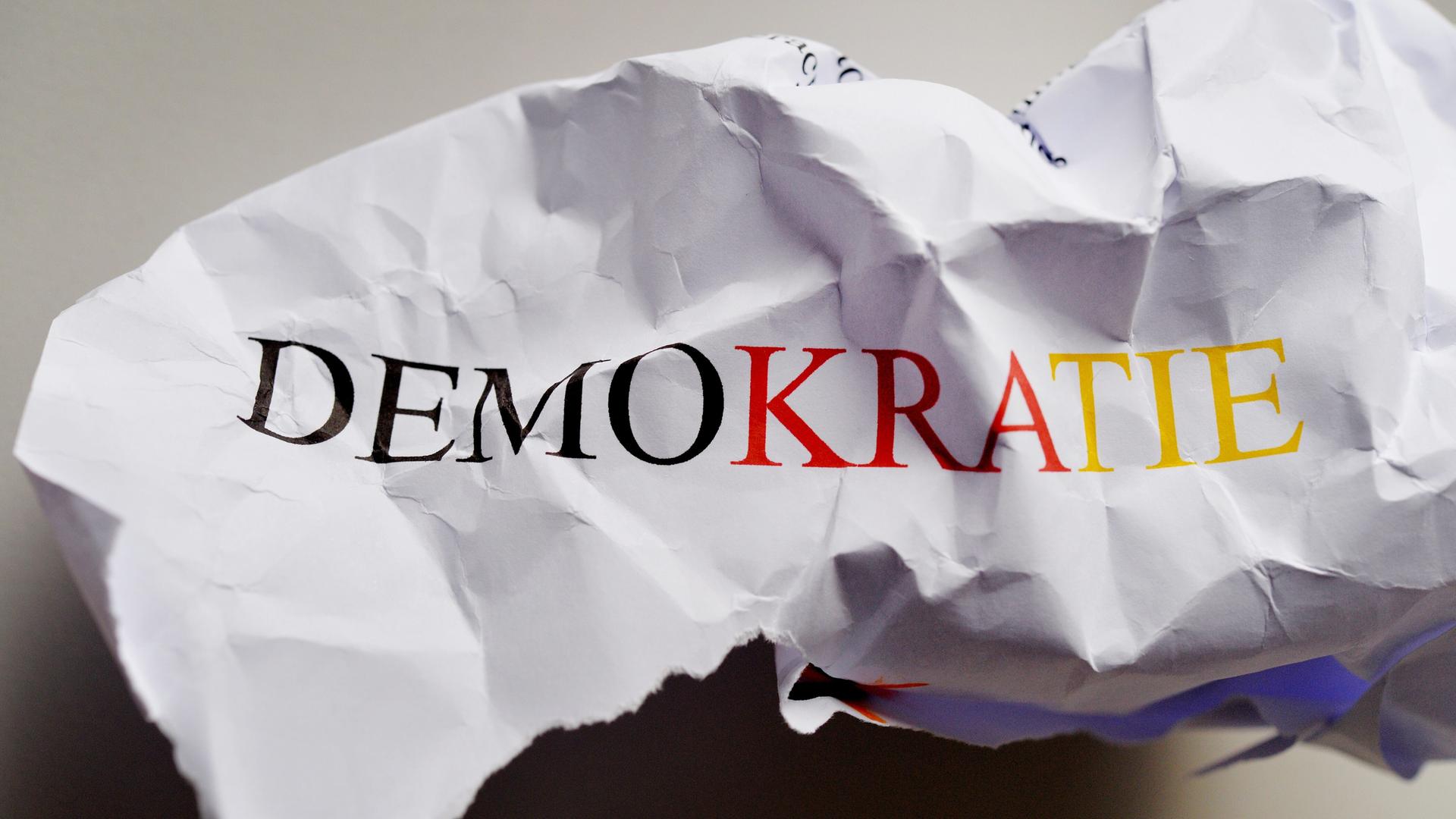 Schriftzug "Demokratie" in den Deutschlandfarben schwarz, rot, gold Schriftzug "Demokratie" in den Deutschlandfarben schwarz, rot, gold