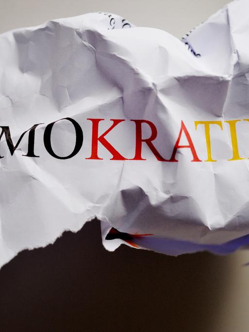 Schriftzug "Demokratie" in den Deutschlandfarben schwarz, rot, gold