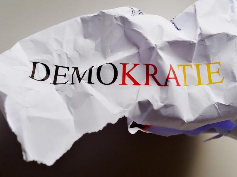 Schriftzug "Demokratie" in den Deutschlandfarben schwarz, rot, gold