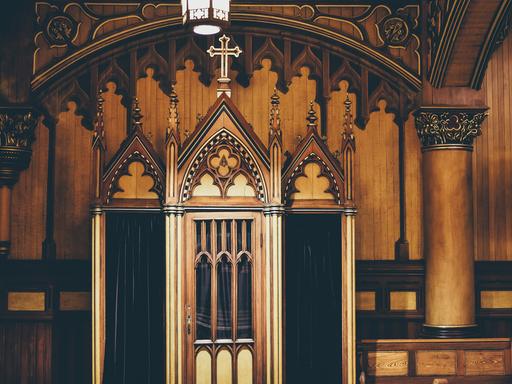 Blick auf einen aufwendig verzierten Beichtstuhl in der katholischen Kirche Notre-Dame de Montréal in Kanada