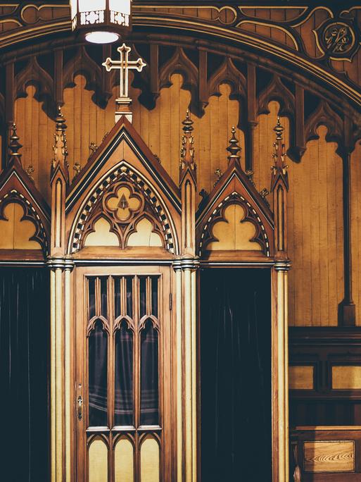 Blick auf einen aufwendig verzierten Beichtstuhl in der katholischen Kirche Notre-Dame de Montréal in Kanada