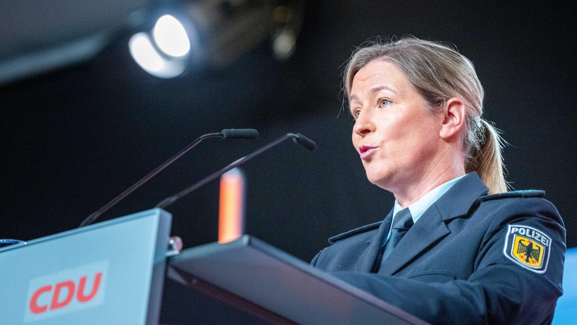 Claudia Pechstein spricht beim CDU-Grundsatzkonvent. Sie trägt eine Uniform mit einem Aufnäher "Bundespolizei" am linken Oberarm.