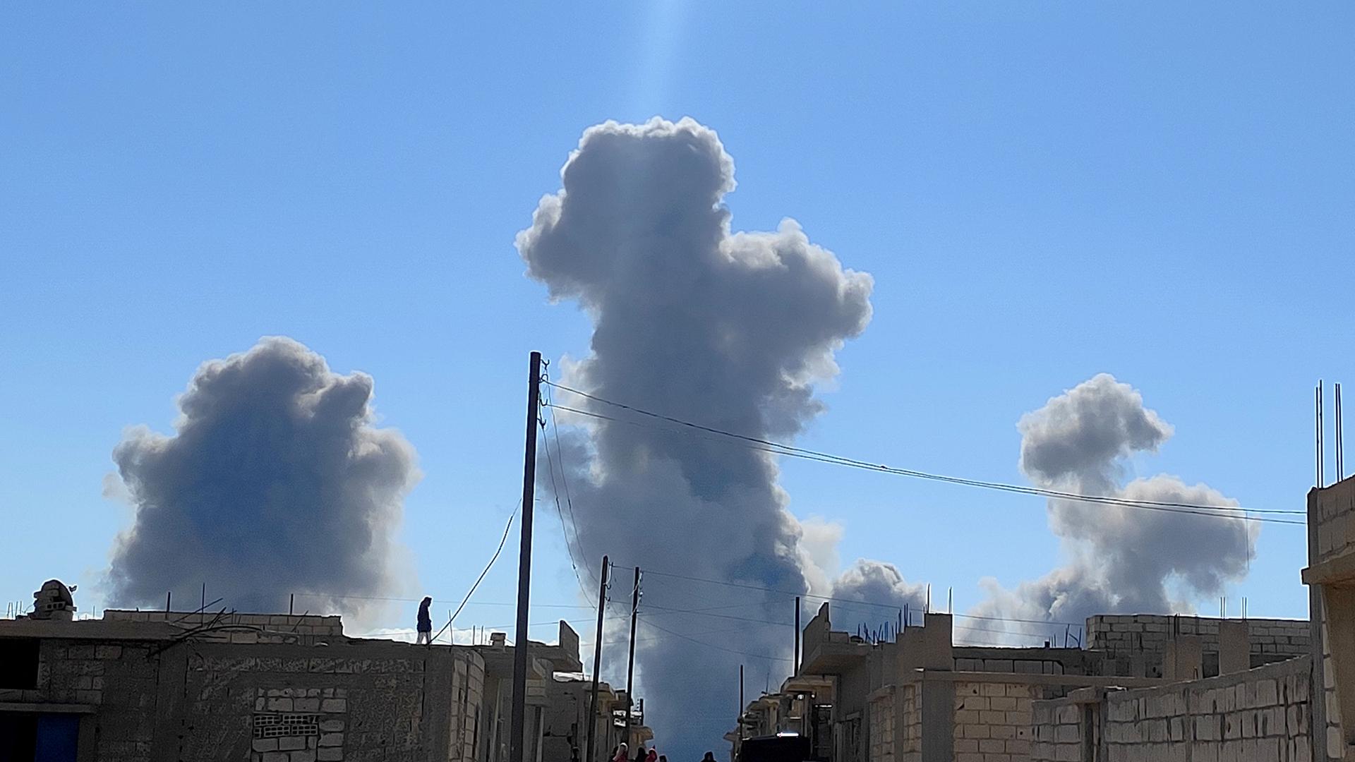 Rauch, der durch einen israelischen Raketenangriff verursacht wurde, steigt von der Stadt Palmyra auf. 