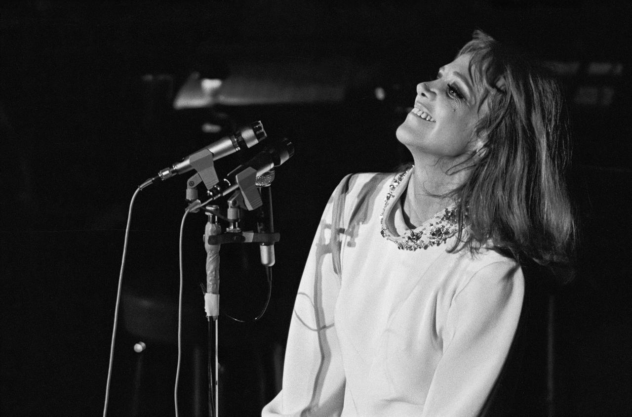 Eine glücklich lächelnde Frau vor vielen Mikrofonen: Hildegard Knef während eines Konzerts in der Philharmonie Berlin 1968.
