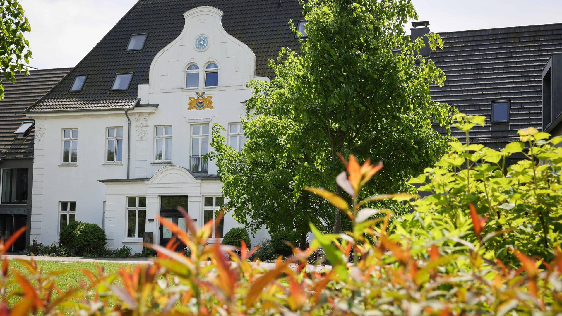 Blick auf ein ehemaliges Gutshaus bei Lübeck mit der Freien Dorfschule Lübeck im Erdgeschoss. Blick auf ein ehemaliges Gutshaus bei Lübeck mit der Freien Dorfschule Lübeck im Erdgeschoss.