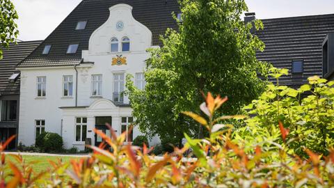 Blick auf ein ehemaliges Gutshaus bei Lübeck mit der Freien Dorfschule Lübeck im Erdgeschoss. 