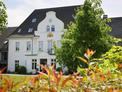 Blick auf ein ehemaliges Gutshaus bei Lübeck mit der Freien Dorfschule Lübeck im Erdgeschoss. 
