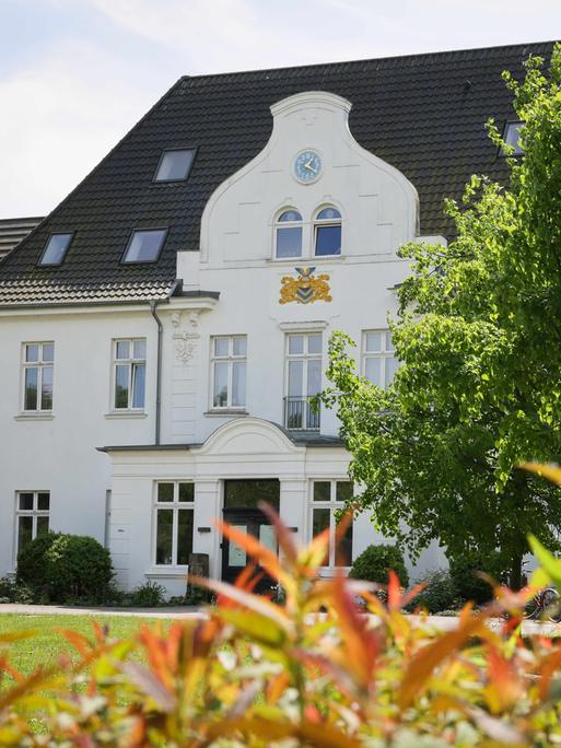 Blick auf ein ehemaliges Gutshaus bei Lübeck mit der Freien Dorfschule Lübeck im Erdgeschoss. 