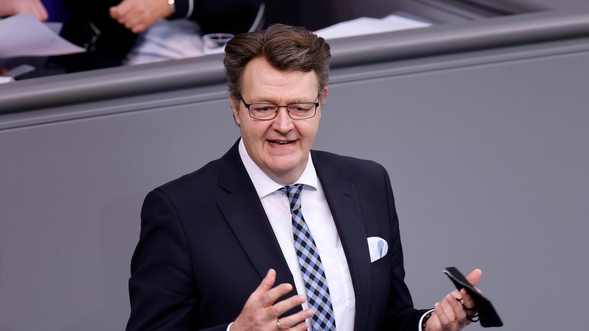 Michael Frieser steht am Rednerpult in der 9. Sitzung des Deutschen Bundestages im Reichstagsgebäude. Berlin, 16.12.2021