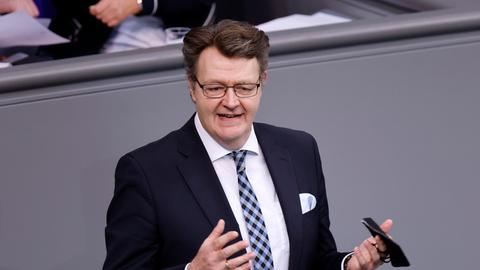 Michael Frieser steht am Rednerpult in der 9. Sitzung des Deutschen Bundestages im Reichstagsgebäude. Berlin, 16.12.2021