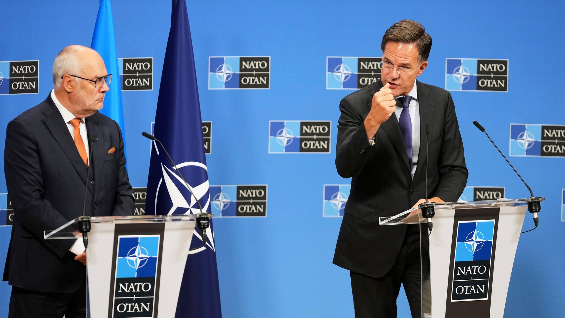 NATO-Generalsekretär Rutte und der estnische Präsident Karis stehen bei einer Pressekonferenz hinter Rednerpulten. NATO-Generalsekretär Rutte und der estnische Präsident Karis stehen bei einer Pressekonferenz hinter Rednerpulten.