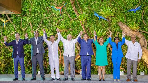 Auf diesem Bild sind Gustavo Manrique (l-r), Außenminister von Ecuador, Mark Phillips, Premierminister von Guyana, Gustavo Petro, Präsident von Kolumbien, Luiz Inacio Lula da Silva, Präsident von Brasilien, Luis Arce, Präsident von Bolivien, Dina Boluarte, Übergangspräsidentin von Peru, Delcy Rodriguez, Vizepräsidentin von Venezuela, und Albert Randim, Außenminister von Suriname zu sehen. Sie steh