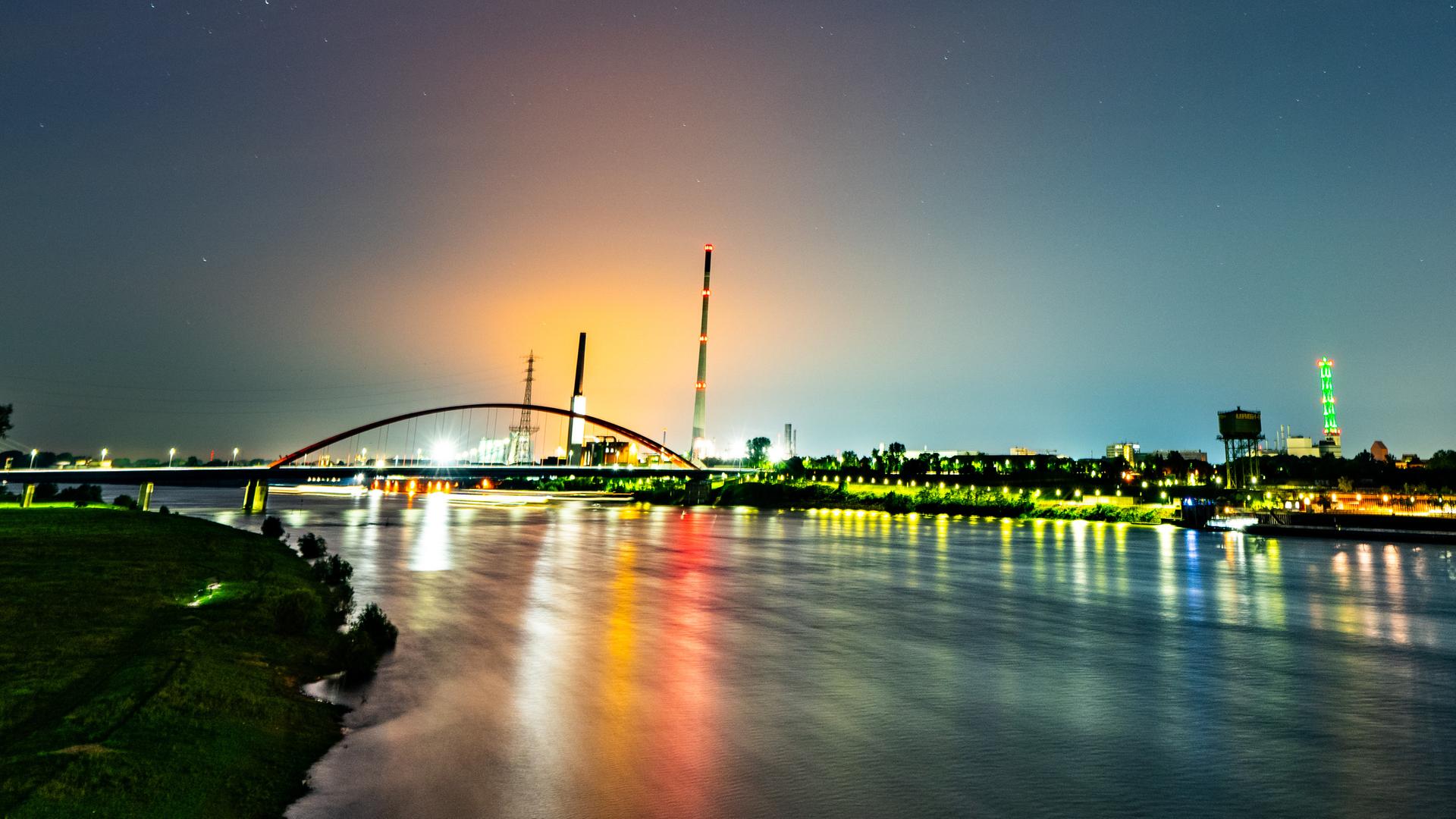 Polarlichter am Himmel über Duisburg.