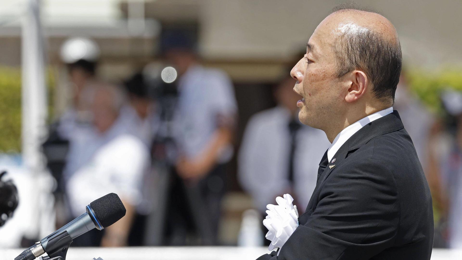 Der Bürgermeister der japanischen Stadt Nagasaki, Shiro Suzuki, steht vor einem Mikrofon.