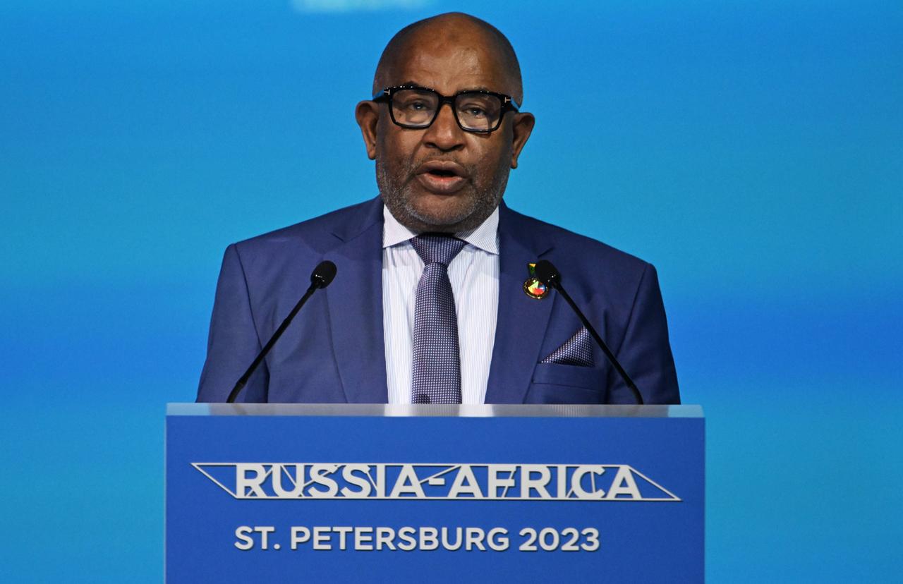 Der Vorsitzende der Afrikanischen Union, Azali Assoumani, spricht beim Russland-Afrika-Gipfel in Sankt Petersburg. Er steht hinter einem Rednerpult. An der Vorderseite der Schriftzug des Gipfels.
