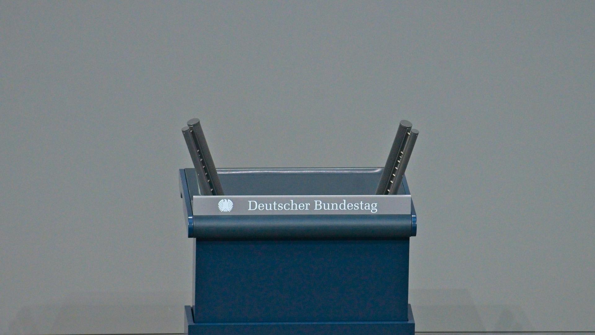 Das leere Rednerpult im Bundestag Das leere Rednerpult im Bundestag
