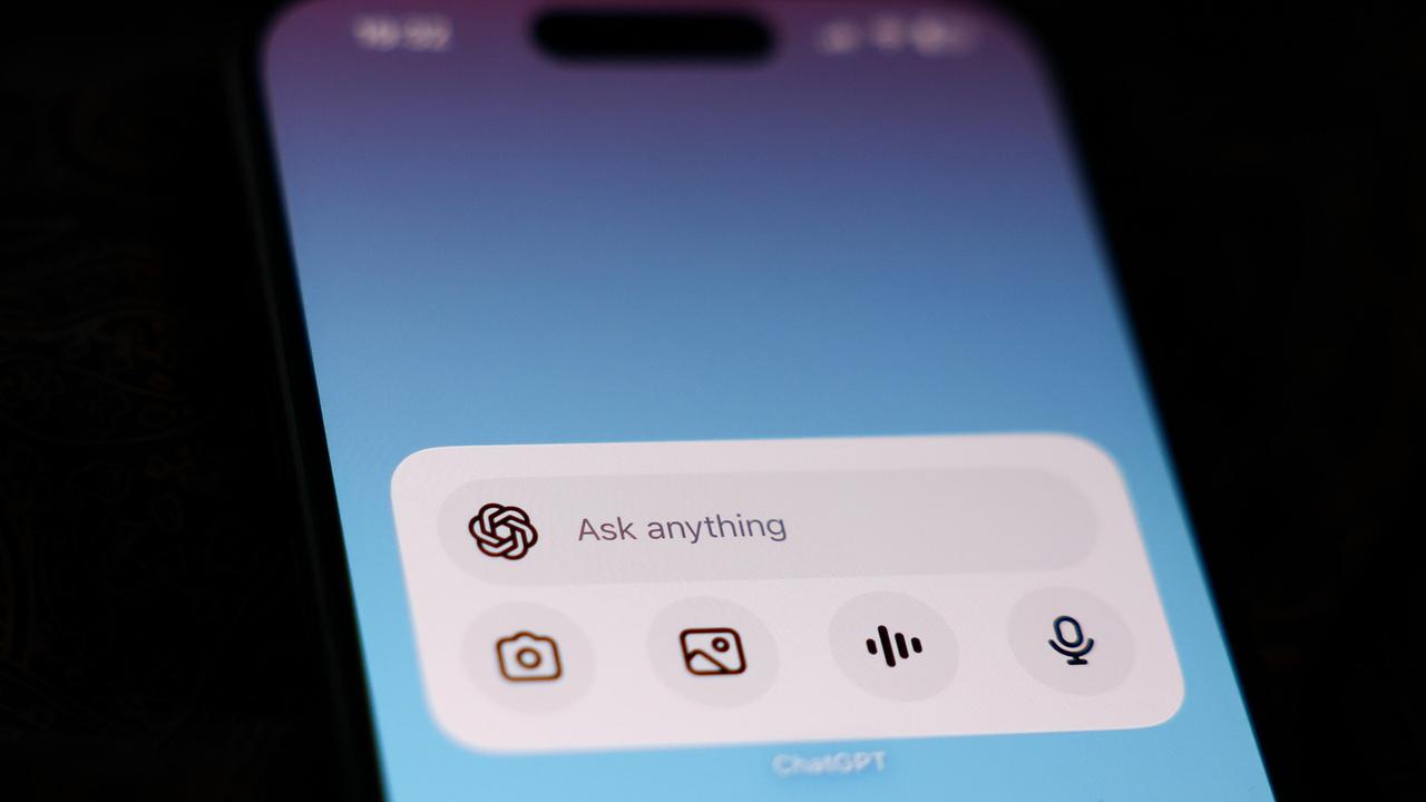 In einem Suchfeld steht auf Englisch "Ask me anything". Dies wird angezeigt, wenn die App von Chat GPT auf dem Smartphone geöffnet ist.