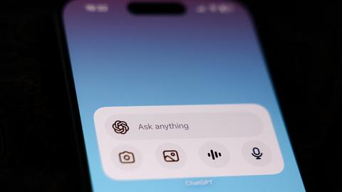In einem Suchfeld steht auf Englisch "Ask me anything". Dies wird angezeigt, wenn die App von Chat GPT auf dem Smartphone geöffnet ist.