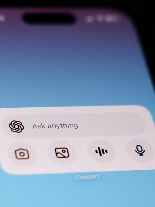 In einem Suchfeld steht auf Englisch "Ask me anything". Dies wird angezeigt, wenn die App von Chat GPT auf dem Smartphone geöffnet ist. In einem Suchfeld steht auf Englisch "Ask me anything". Dies wird angezeigt, wenn die App von Chat GPT auf dem Smartphone geöffnet ist.