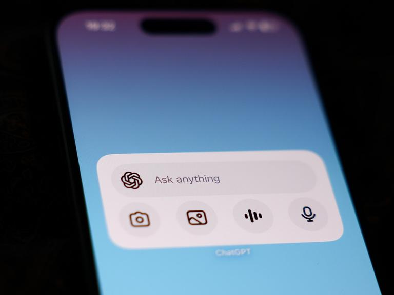 In einem Suchfeld steht auf Englisch "Ask me anything". Dies wird angezeigt, wenn die App von Chat GPT auf dem Smartphone geöffnet ist. In einem Suchfeld steht auf Englisch "Ask me anything". Dies wird angezeigt, wenn die App von Chat GPT auf dem Smartphone geöffnet ist.