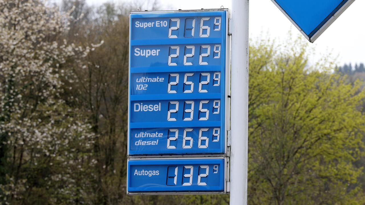 Das Foto zeigt die verschiedenen Preise für Benzin und Diesel an einer Tankstelle