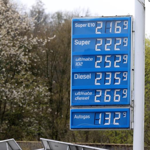 Das Foto zeigt die verschiedenen Preise für Benzin und Diesel an einer Tankstelle