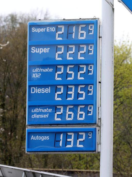 Das Foto zeigt die verschiedenen Preise für Benzin und Diesel an einer Tankstelle