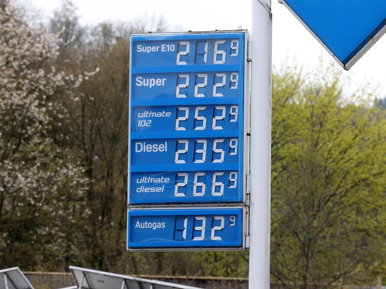 Das Foto zeigt die verschiedenen Preise für Benzin und Diesel an einer Tankstelle