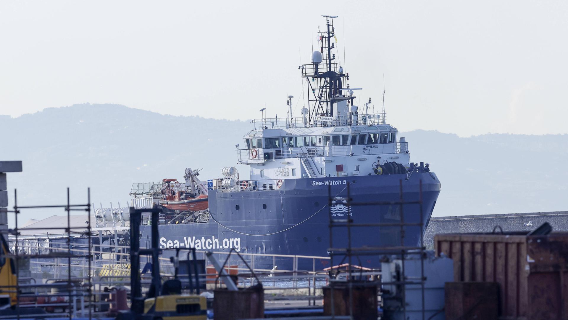 Die Sea-Watch 5 fährt in den Hafen von Neapel.