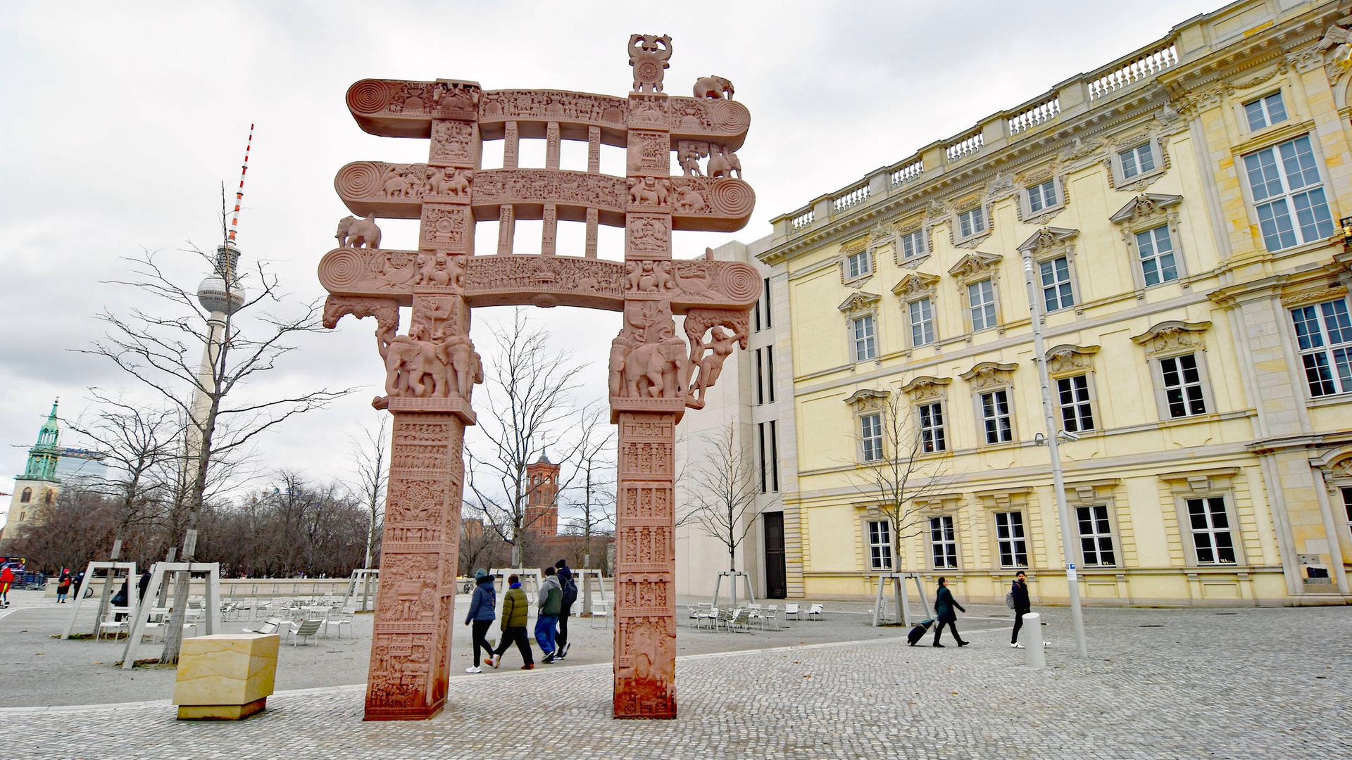 Das Sanchi-Tor als Sandsteinkopie neben Humboldt Forum in Berlin
