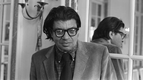 Historisches Schwarz-Weiß-Porträt von Morton Feldman. Er hat das dunkle Haar zurückgekämmt und trägt eine Brille mit dickem schwarzem Rand.