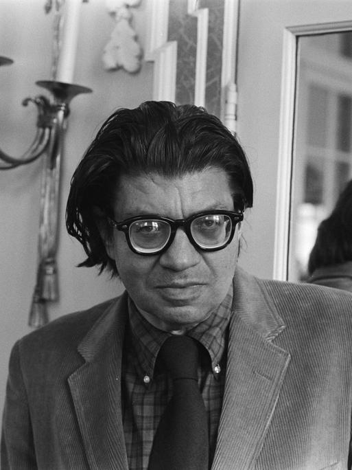 Historisches Schwarz-Weiß-Porträt von Morton Feldman. Er hat das dunkle Haar zurückgekämmt und trägt eine Brille mit dickem schwarzem Rand.