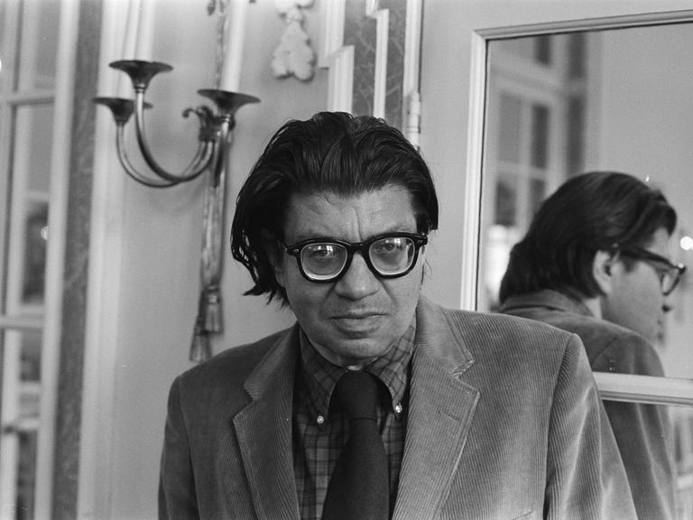 Historisches Schwarz-Weiß-Porträt von Morton Feldman. Er hat das dunkle Haar zurückgekämmt und trägt eine Brille mit dickem schwarzem Rand.